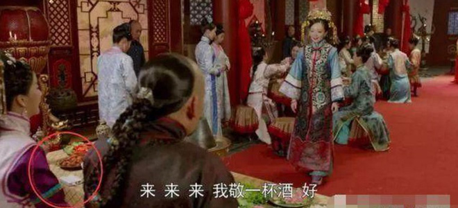 Lỗi khó tin trong phim cổ trang: Xác chết nằm chơi điện thoại, ô tô chạy trên đường